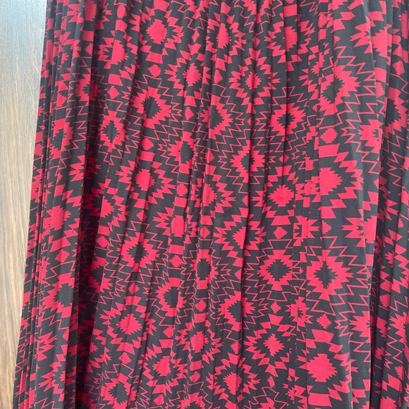 Sale‼️LulaRoe Red and Black Pleated Skirt Size 2XL by - Picture 4 of 8